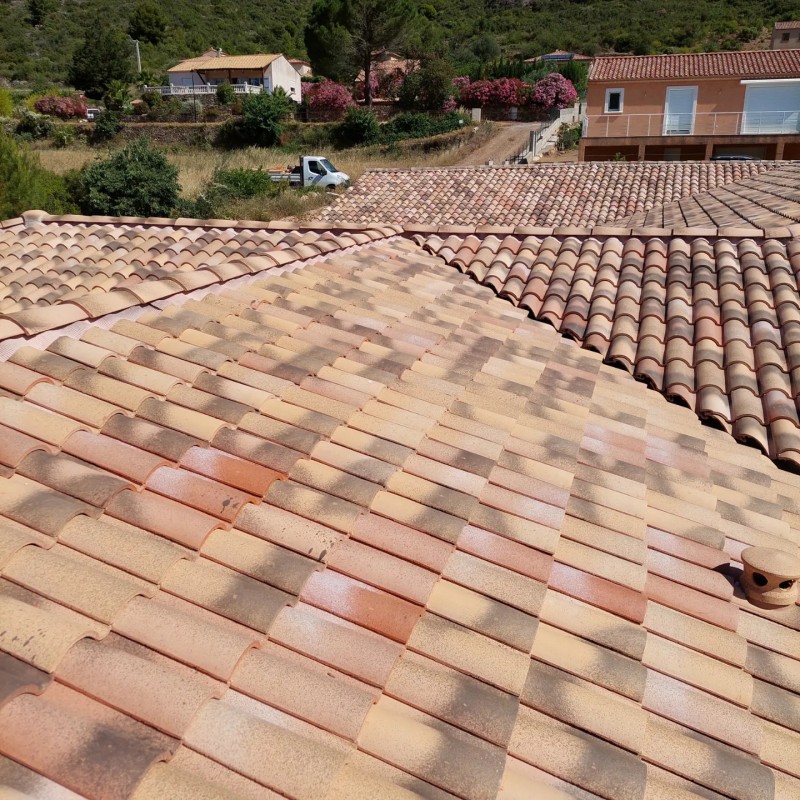 Réalisation d'une pose de tuiles à Roquebrun